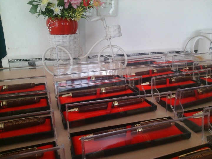 Bút gỗ xoay nâu làm quà tặng công ty dược phẩm quận 1 tphcm