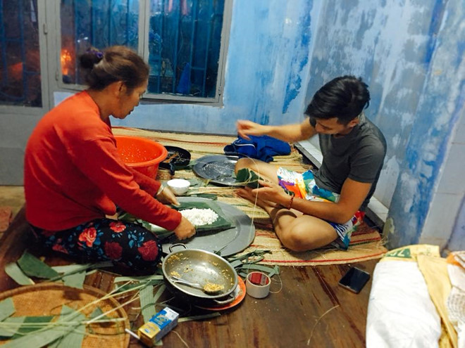 Mỗi dịp lễ, Huỳnh Tấn Trung vẫn chạy về nhà để ở bên mẹ, giúp mẹ làm nhiều việc Lam Chiều