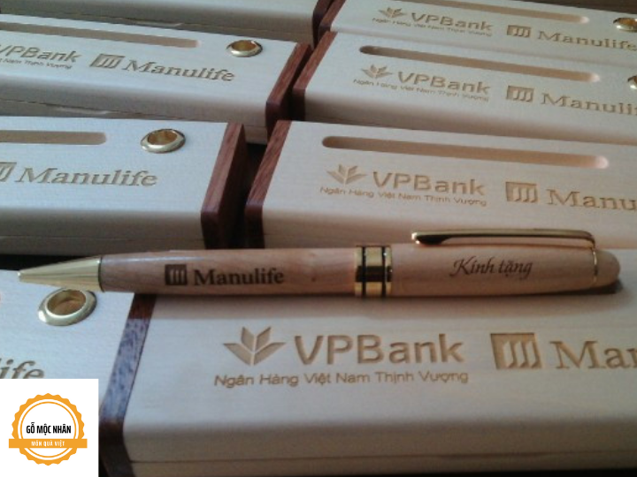 Hộp bút gỗ khắc logo thương hiệu bảo hiểm Manulife & ngân hàng Vpbank