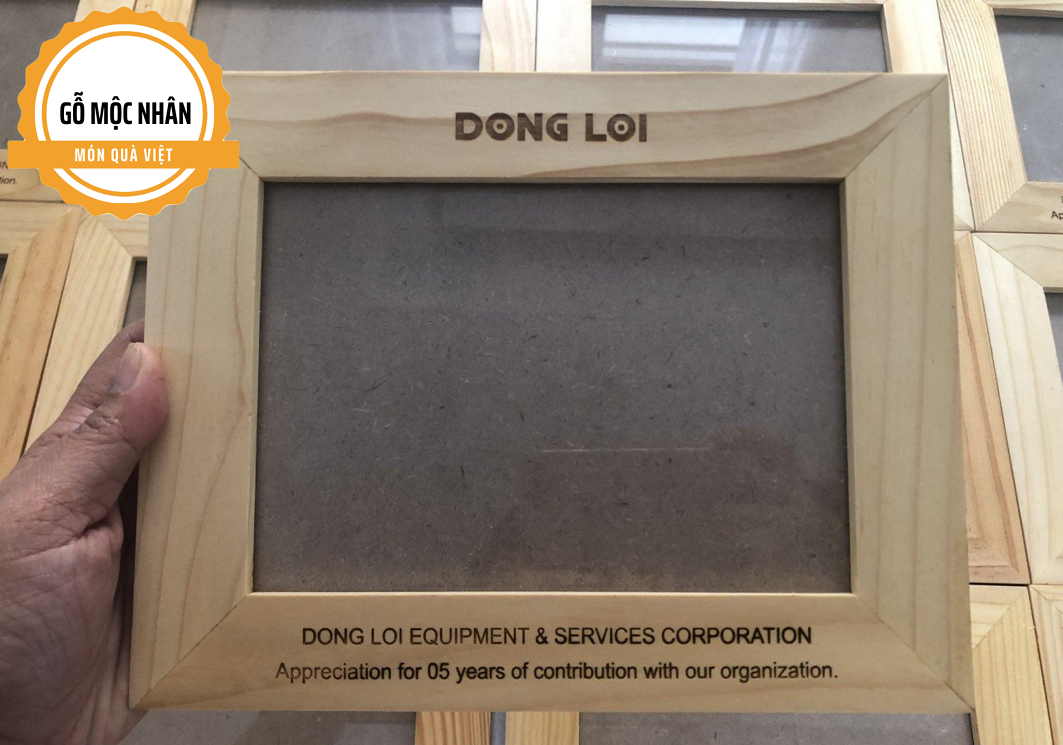 Khung ảnh gỗ công ty đồng lợi làm quà tặng khách hàng và nhân viên cuối năm