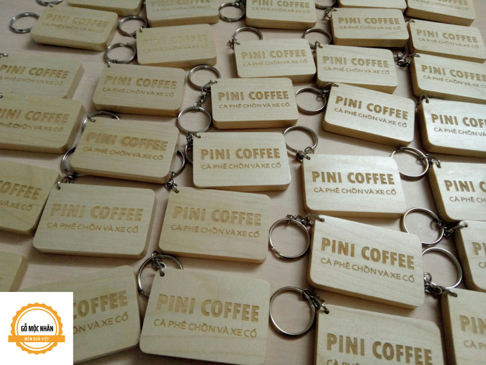 Móc khóa gỗ in logo thương hiệu pini coffee