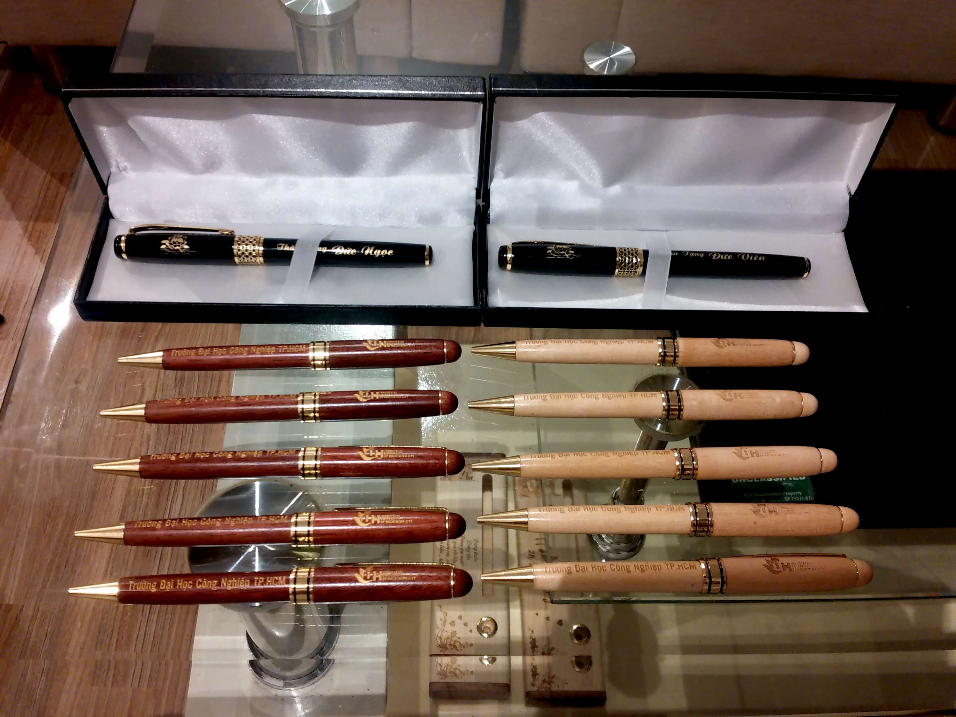 Bút gỗ khắc logo thương hiệu trường iuh