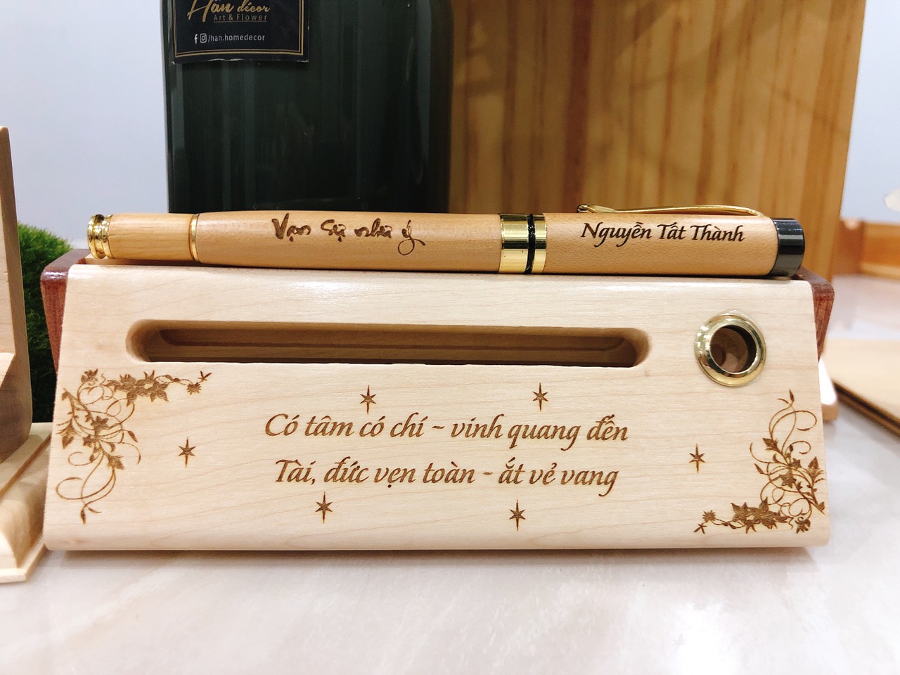 Quà tặng bút gỗ khắc tên độc đáo mừng ngày doanh nhân 13. 10