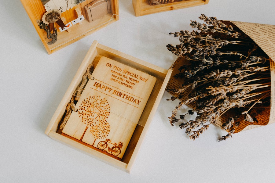 Thiệp gỗ có hộp đựng mới nhất là một sản phẩm đầy tính sáng tạo và chất lượng. Không chỉ mang nét đẹp tinh tế và độc đáo của thiệp gỗ, sản phẩm còn được thiết kế kết hợp với một hộp đựng sang trọng, tiện lợi. Hãy chiêm ngưỡng hình ảnh này và bất ngờ trước sự tinh tế và hoàn hảo của thiệp gỗ có hộp đựng này.