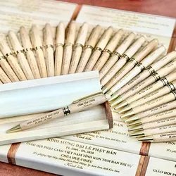Quà tặng bút gỗ khắc tên phật giáo ấn tượng