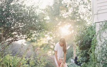 Những câu nói hay ý nghĩa về tình mẫu tử chạm đến trái tim triệu người khắc trên hộp gỗ