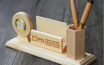 Xưởng làm lịch để bàn bằng gỗ tết 2020