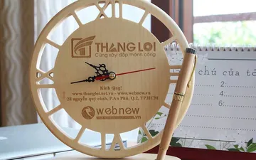 Đồng hồ gỗ khắc theo yêu cầu