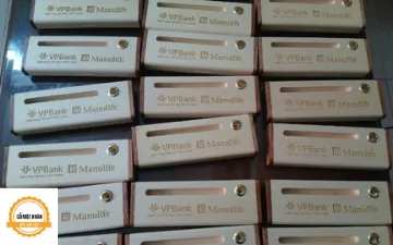 Khách hàng tiêu biểu - Manulife Việt Nam đặt quà tặng gỗ để bàn tặng đối tác lớn