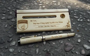 Những điều mà ai cũng nên biết về Trường Đại học Hutech làm quà tặng bút gỗ cho ban giám hiệu nhà trường rất đẳng cấp