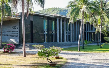 Trung tâm Quốc tế Khoa học và Giáo dục liên ngành ở Quy Nhơn tặng Quà Khách hàng và Đối tác