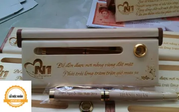 Khách hàng tiêu biểu Trường THPT Nguyễn Hữu Huân chọn xưởng gỗ mộc nhân làm quà tặng bút gỗ