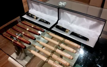 Xu hướng chọn quà tặng bút gỗ mới nổi mà trường đại học công nghiệp tphcm đã tin tưởng sử dụng
