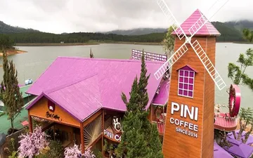 Khách hàng tiêu biểu Pini Coffee Đà Lạt chọn móc khóa gỗ khắc logo và slogan làm quà tặng sự kiện