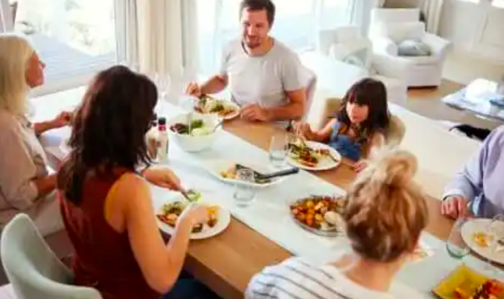 Các chuyên gia khuyên bạn nên ăn tối ít nhất hai giờ trước khi đi ngủ. Ăn tối muộn không tốt đâu. Các chuyên gia khuyên bạn nên ăn tối ít nhất hai giờ trước khi đi ngủ. Ăn tối muộn không tốt đâu.