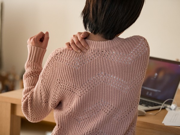 Hướng Dẫn Thực Hiện Động Tác Kéo Dãn "Bóc Bả Vai" Chính Xác Hướng Dẫn Thực Hiện Động Tác Kéo Dãn "Bóc Bả Vai" Chính Xác