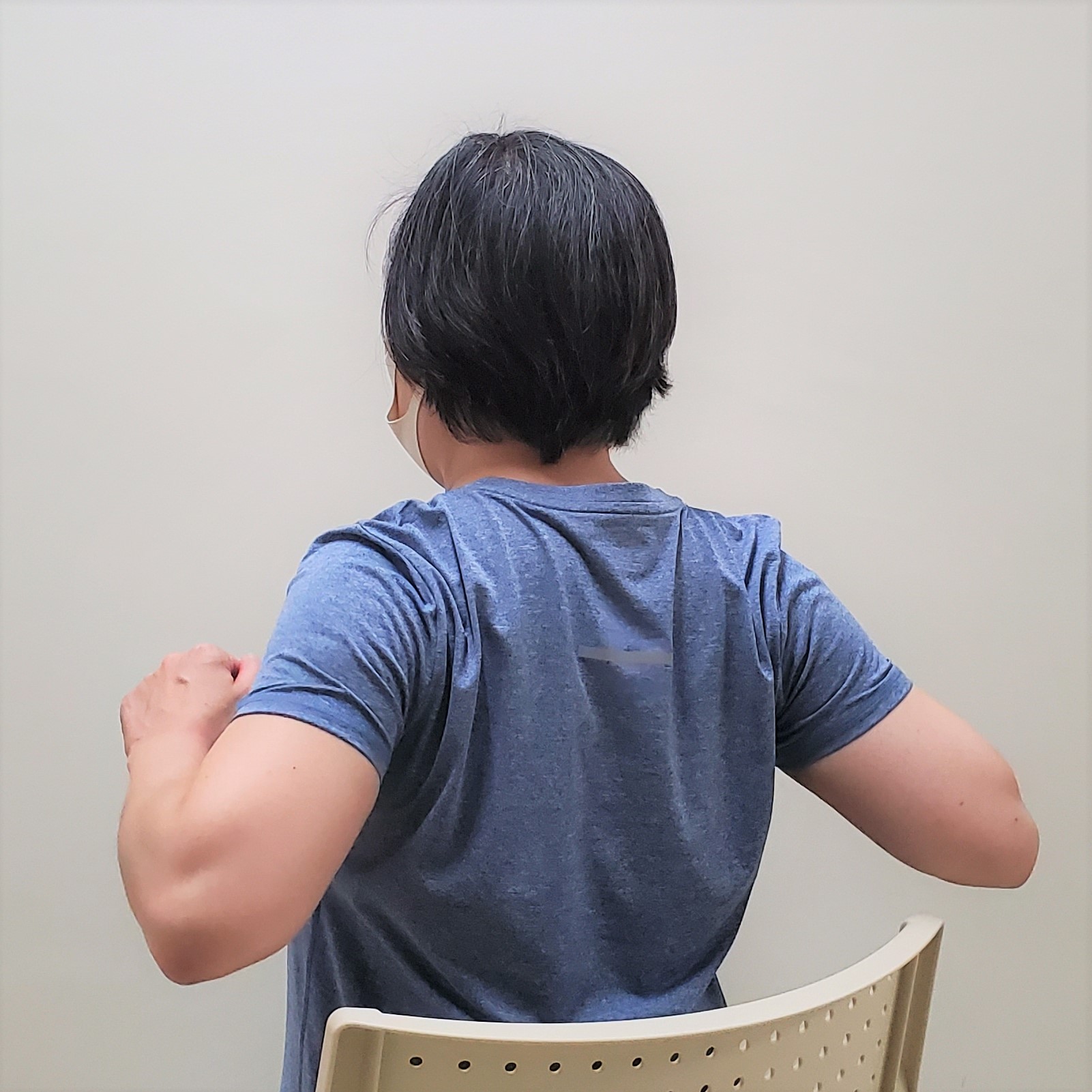 Hướng Dẫn Thực Hiện Động Tác Kéo Dãn "Bóc Bả Vai" Chính Xác Hướng Dẫn Thực Hiện Động Tác Kéo Dãn "Bóc Bả Vai" Chính Xác