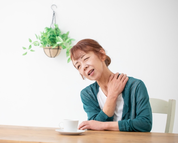 Những Bài Tập Nào Giúp Giảm Tình Trạng Vai Bị Cứng? Tìm Hiểu Nguyên Nhân Và Cách Xử Lý Cơn Đau Những Bài Tập Nào Giúp Giảm Tình Trạng Vai Bị Cứng? Tìm Hiểu Nguyên Nhân Và Cách Xử Lý Cơn Đau