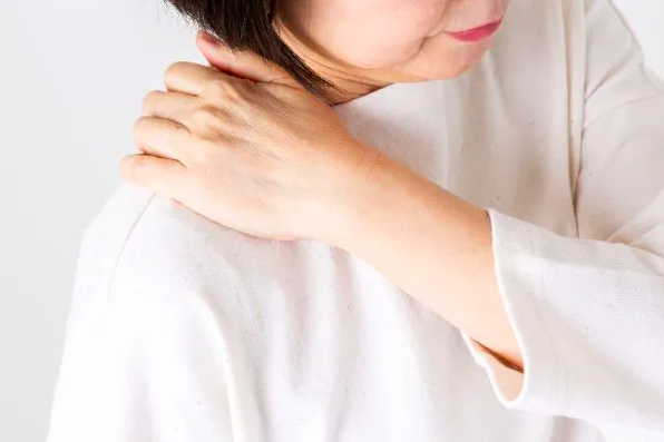 Đau Vai! Nguyên Nhân và Phương Pháp Điều Trị Đau Vai Đông Cứng Đau Vai! Nguyên Nhân và Phương Pháp Điều Trị Đau Vai Đông Cứng