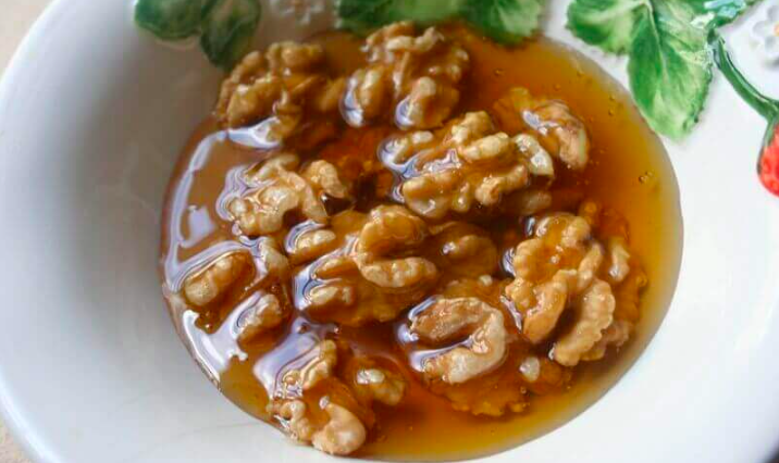 Để Duy Trì Sức Khỏe Tuyến Giáp! Bài Thuốc Tự Nhiên Với Mật Ong Và Quả Óc Chó Để Duy Trì Sức Khỏe Tuyến Giáp! Bài Thuốc Tự Nhiên Với Mật Ong Và Quả Óc Chó