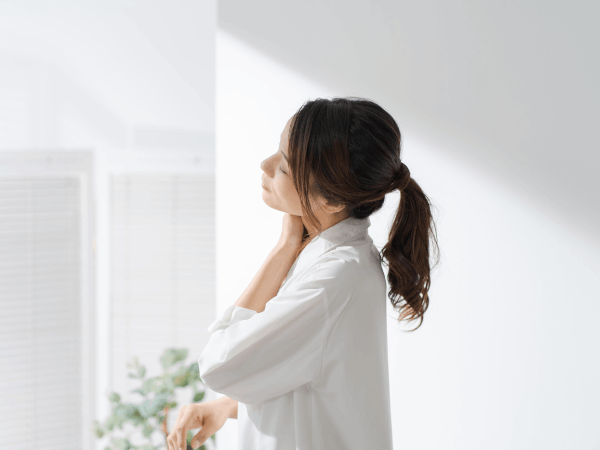 Giảm Căng Thẳng Khi Sử Dụng Điện Thoại Và Máy Tính Với Bài Tập Kéo Giãn Cổ Giảm Căng Thẳng Khi Sử Dụng Điện Thoại Và Máy Tính Với Bài Tập Kéo Giãn Cổ