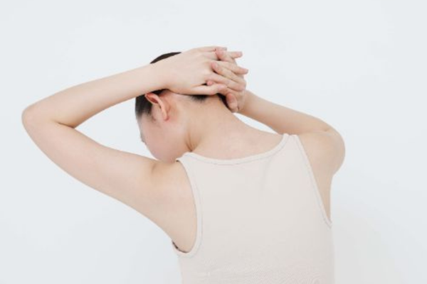 Giảm Căng Thẳng Khi Sử Dụng Điện Thoại Và Máy Tính Với Bài Tập Kéo Giãn Cổ Giảm Căng Thẳng Khi Sử Dụng Điện Thoại Và Máy Tính Với Bài Tập Kéo Giãn Cổ