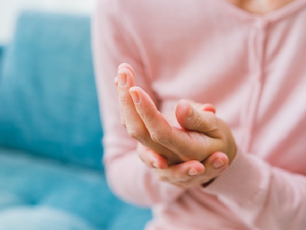 Nguyên Nhân Gây Ra Cơn Đau Nhói Ở Ngón Tay Và Cách Xử Lý Hiệu Quả Nguyên Nhân Gây Ra Cơn Đau Nhói Ở Ngón Tay Và Cách Xử Lý Hiệu Quả