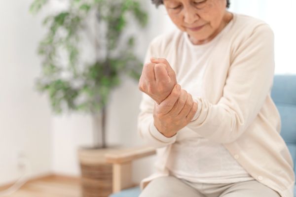 Nguyên Nhân Gây Ra Cơn Đau Nhói Ở Ngón Tay Và Cách Xử Lý Hiệu Quả Nguyên Nhân Gây Ra Cơn Đau Nhói Ở Ngón Tay Và Cách Xử Lý Hiệu Quả