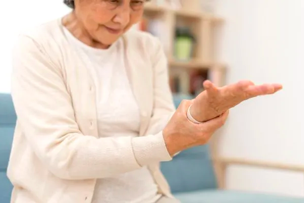 Tại Sao Tôi Cảm Thấy Đau Nhức Toàn Thân? Ba Bệnh Lý Thường Gặp Ở Phụ Nữ Tại Sao Tôi Cảm Thấy Đau Nhức Toàn Thân? Ba Bệnh Lý Thường Gặp Ở Phụ Nữ