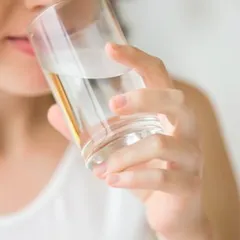 ĐIỀU GÌ XẢY RA KHI BẠN UỐNG NƯỚC KHI BỤNG ĐÓI?