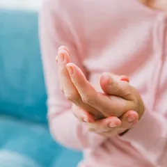 NGUYÊN NHÂN GÂY RA CƠN ĐAU NHÓI Ở NGÓN TAY VÀ CÁCH XỬ LÝ HIỆU QUẢ