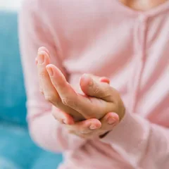 MỘT CĂN BỆNH TIỀM ẨN TRONG XÃ HỘI! TÌNH TRẠNG TÊ VÀ ĐAU Ở NGÓN TAY LÀ GÌ?