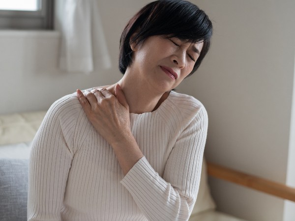 Vai Đông Cứng Là Gì? Bác Sĩ Chia Sẻ Cách Điều Trị Và Các Bài Tập Giãn Cơ Đơn Giản! Vai Đông Cứng Là Gì? Bác Sĩ Chia Sẻ Cách Điều Trị Và Các Bài Tập Giãn Cơ Đơn Giản!