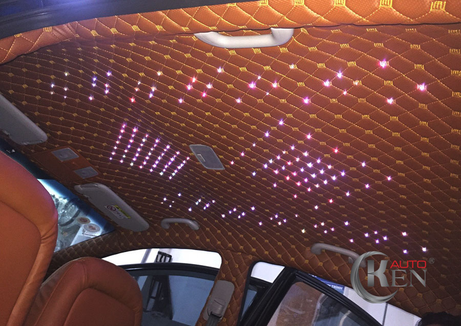 Các bóng đèn nhỏ lịch lãm, nền nã được lắp rải rác trên trần xe hơi giúp không gian xe không quá lộn xộn. Các bóng đèn nhỏ lịch lãm, nền nã được lắp rải rác trên trần xe hơi giúp không gian xe không quá lộn xộn.