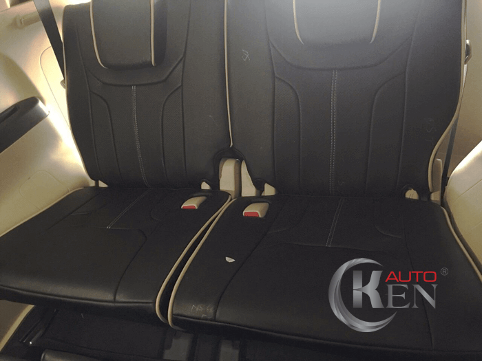 Boc ghe o to màu đen với các chi tiết điểm xuyết giúp tính thẩm mỹ nâng cao đáng kể. Boc ghe o to màu đen với các chi tiết điểm xuyết giúp tính thẩm mỹ nâng cao đáng kể.