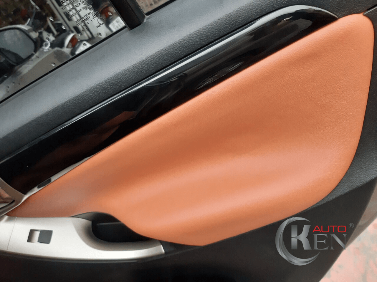 Bọc tapi cửa màu nâu phù hợp với nội thất nhiều xe Bọc tapi cửa màu nâu phù hợp với nội thất nhiều xe