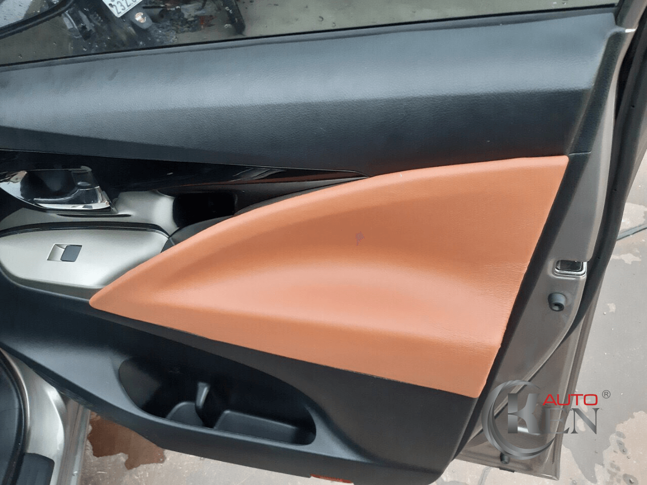 Bọc tapi cửa màu nâu phù hợp với nội thất nhiều xe Bọc tapi cửa màu nâu phù hợp với nội thất nhiều xe