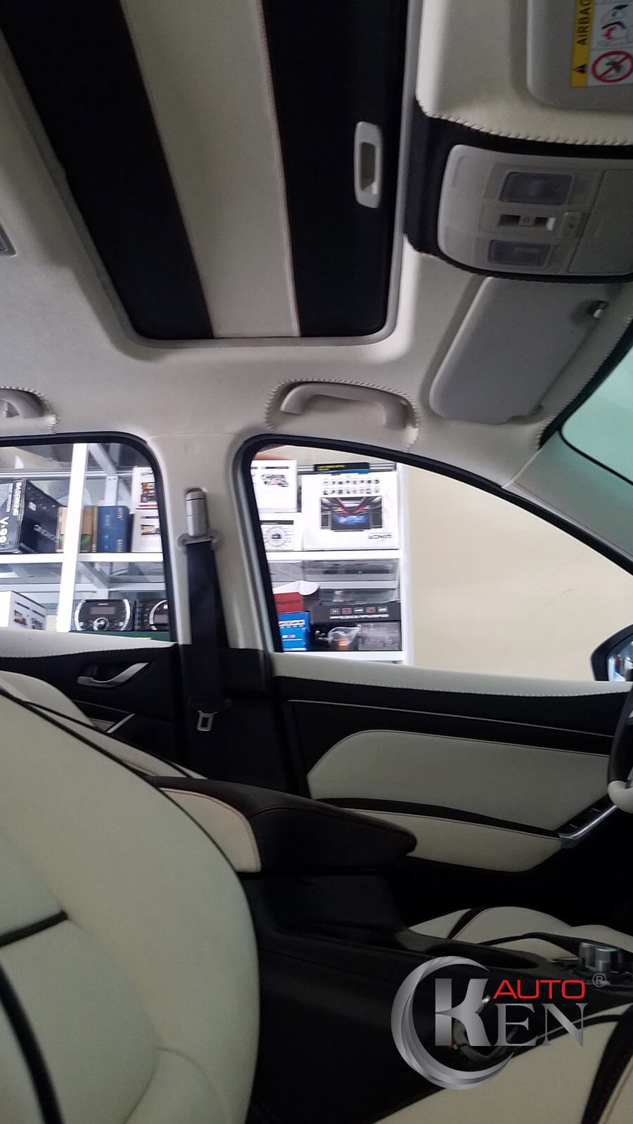 Ốp trần tone-sur-tone với nội thất xe Ốp trần tone-sur-tone với nội thất xe