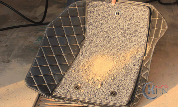 Chỉ cần tháo thảm lót sàn khỏi xe và giặt rửa là sạch bóng Chỉ cần tháo thảm lót sàn khỏi xe và giặt rửa là sạch bóng