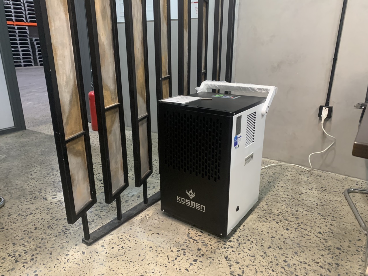 Máy hút ẩm Kosmen KM-90S kiểu dáng nhỏ gọn, thiết kế hiện đại