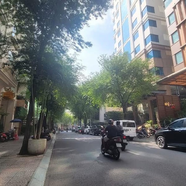 Bán khách sạn 11A-11B Thi Sách, P. Sài Gòn, Quận 1