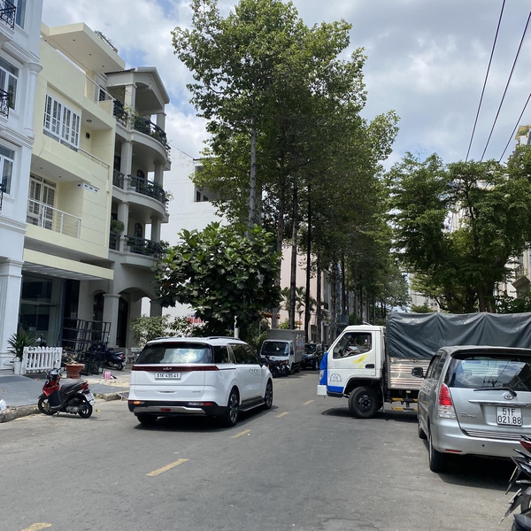 Nhà 6 tầng Phú Mỹ Hưng đường số 2, Dt: 6m x 18,5m