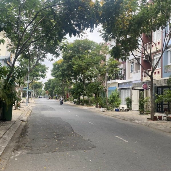 Nhà 4T mặt tiềng đường 79, tân Quy 5.7m x 20m