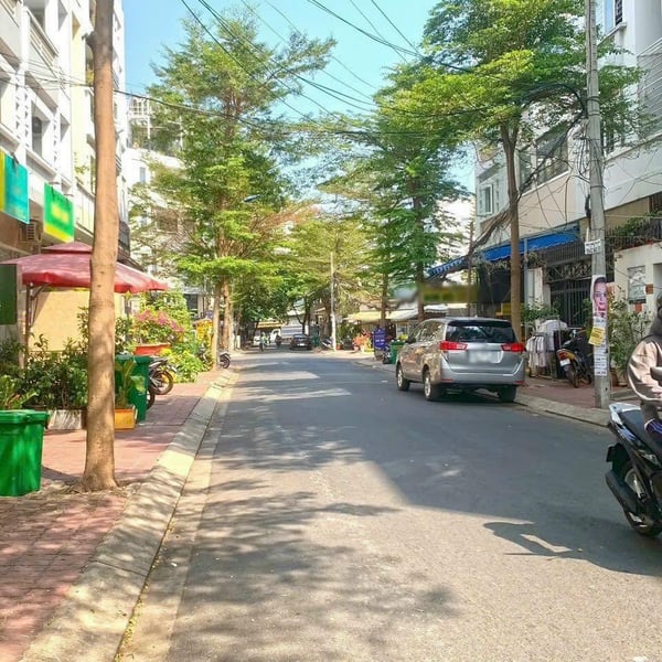 Nhà 5 tầng khu Kim Sơn Quận 7, Dt: 5m x 20m