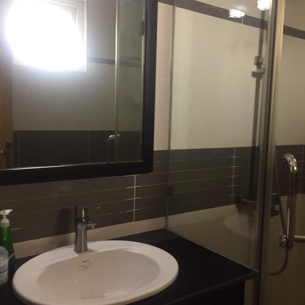 Khách sạn 8 tầng số 2 đường số 85,  P. Tân Quy, Quận 7 