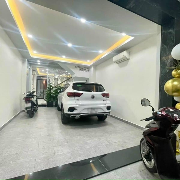 Nhà 5 tầng mặt tiền Lâm Văn Bền 5,4m x 16m 