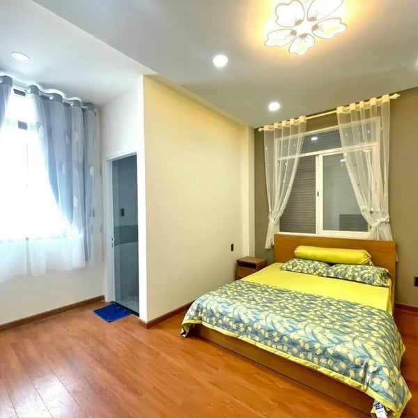 Nhà 5 tầng mặt tiền Lâm Văn Bền 5,4m x 16m 