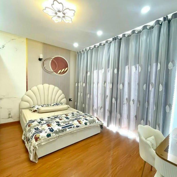 Nhà 5 tầng mặt tiền Lâm Văn Bền 5,4m x 16m 