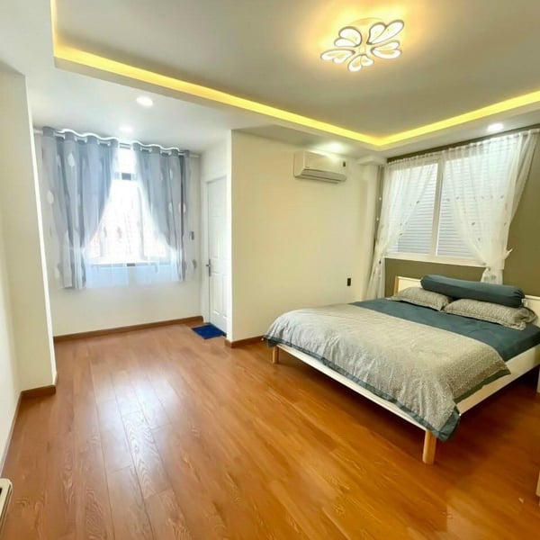 Nhà 5 tầng mặt tiền Lâm Văn Bền 5,4m x 16m 