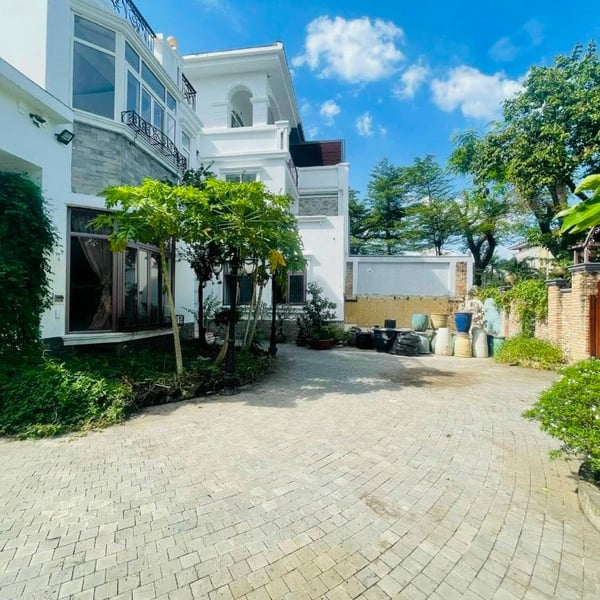 Biệt thự tứ lập Phú Mỹ Hưng góc đường Tân Phú & đường 18, 18,75m x 17m